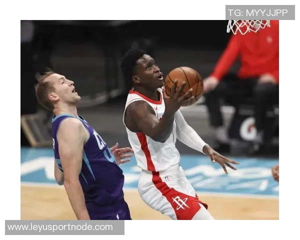 小卡盛赞奥拉迪波状态回暖快攻中展现空接三分与突破能力